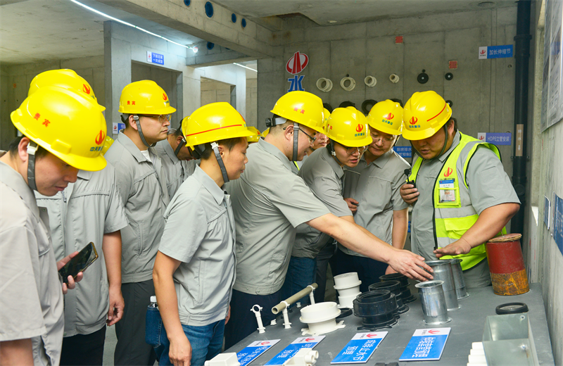 为进一步推进优质客户高效履约，提升交付品质、达成客户满意，2025年6月25日，3003新葡的京建设集团在上海组织召开2025年越秀地产、华润置业客户履约推进会。